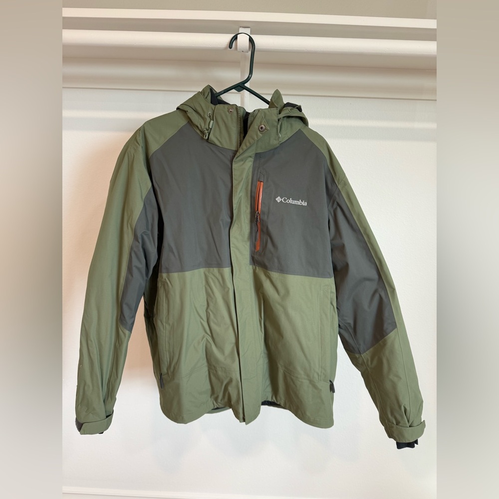 Columbia Sportswear Company omni-heat interchange jacket in olive green.
Size:XL